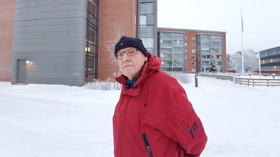 Trygghetsboendet har blivit ett otrygghetsboende. Hans Fingal, representant för husgruppen, kräver att kommunen och Lulebo ska höja brandsäkerheten.