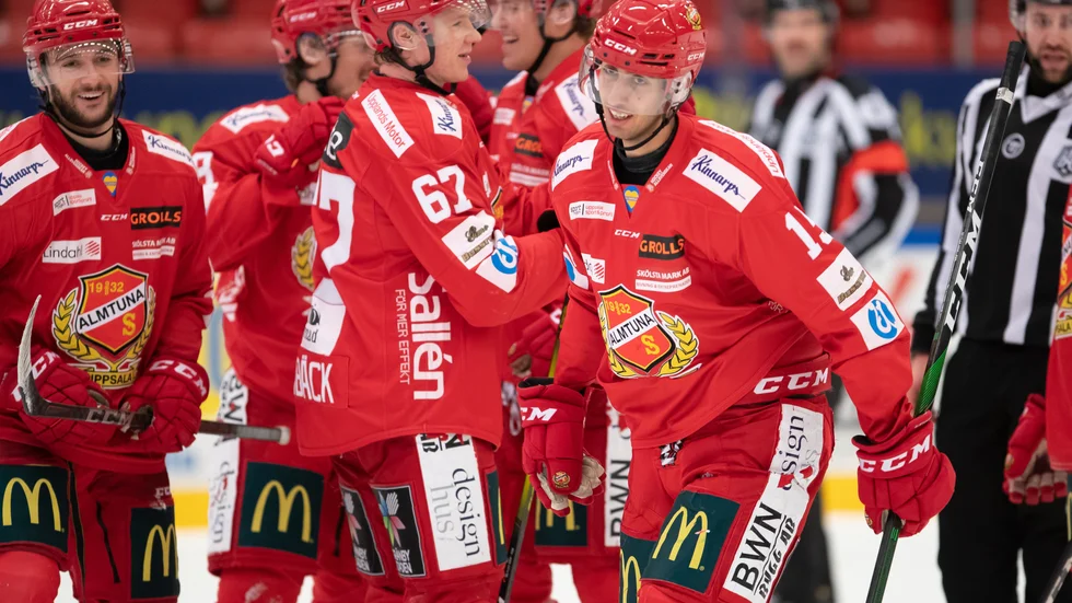 Marcus Karlström, närmast, kvitterade med mindre än två minuter kvar mot Timrå och gav Almtuna en överraskande poäng.