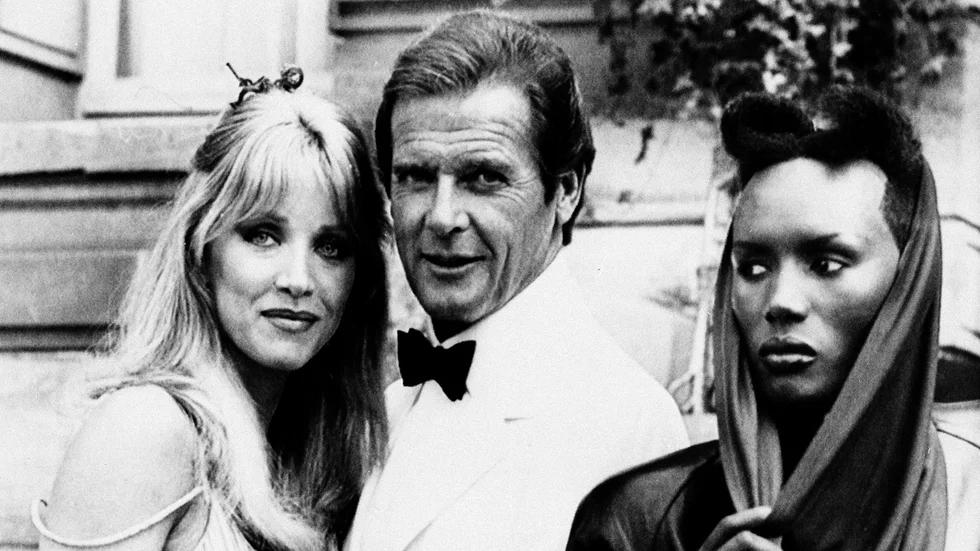 Tanya Roberts, Roger Moore och Grace Jones vid inspelningen av "Levande måltavla" 1985. Arkivbild.