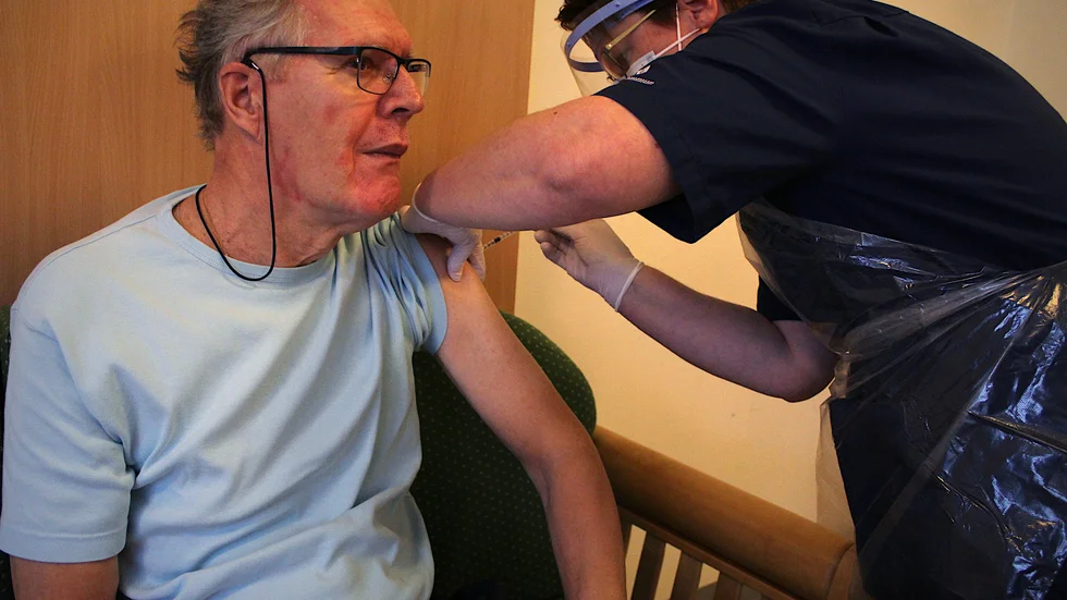 Tell Jakobsson får sin första spruta vaccin mot covid-19 tillsammans med ett 60-tal andra på Solgården i Ödeshög. Sköterskan heter Ina Friese.