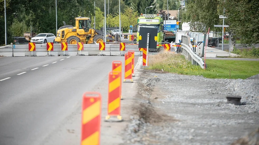 Skribenten vill att rondellen på Gymnasievägen ska färdigställas nu.