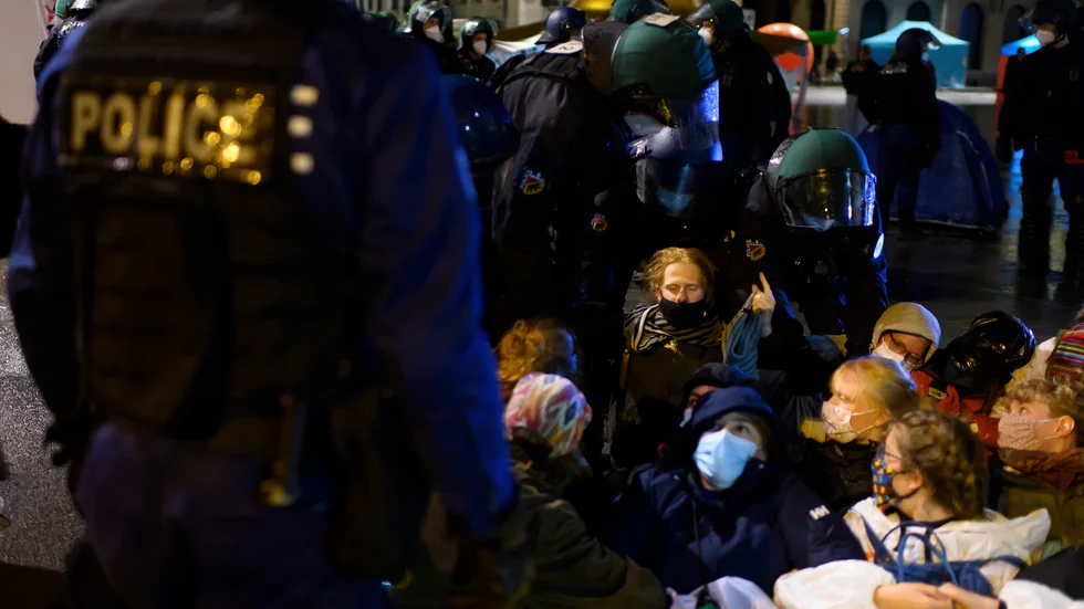 Polis för bort deltagare i klimatprotesten i närheten av den schweiziska parlamentsbyggnaden i Bern.