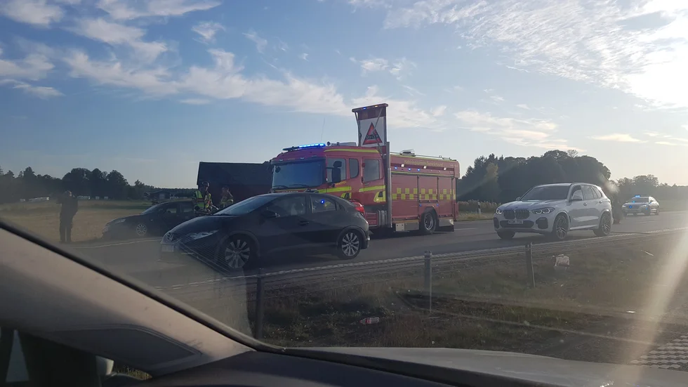 Långa köer har uppstått vid olycksplatsen.