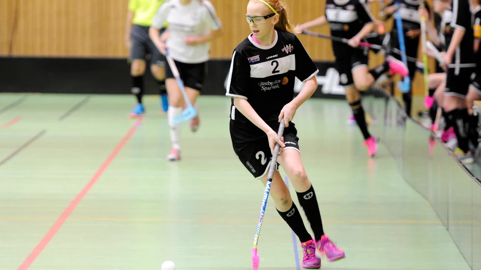 WIBK:s Olivia Vessby skadade knäet i onsdagens träningsmatch och man håller nu tummarna för att hon inte ska ha slagit upp sin gamla korsbandsskada.