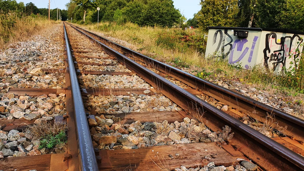 Tågtrafiken i länet har redan från början varit lågprioriterad, menar skribenten och att den från början var smalspårig hade att göra med bristande finansiering.