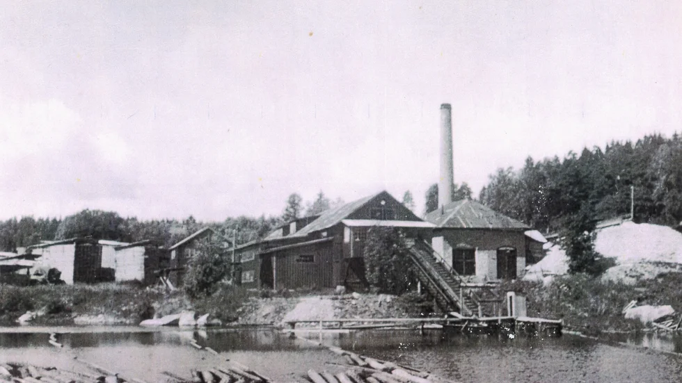 Sågverket i Lakvik drevs mellan 1918 och 1963. Under 1940- och 50-talet behandlades virket med pentaklorfenol. En biprodukt var dioxin, ett miljögift som är mycket farligt för människor och djur.