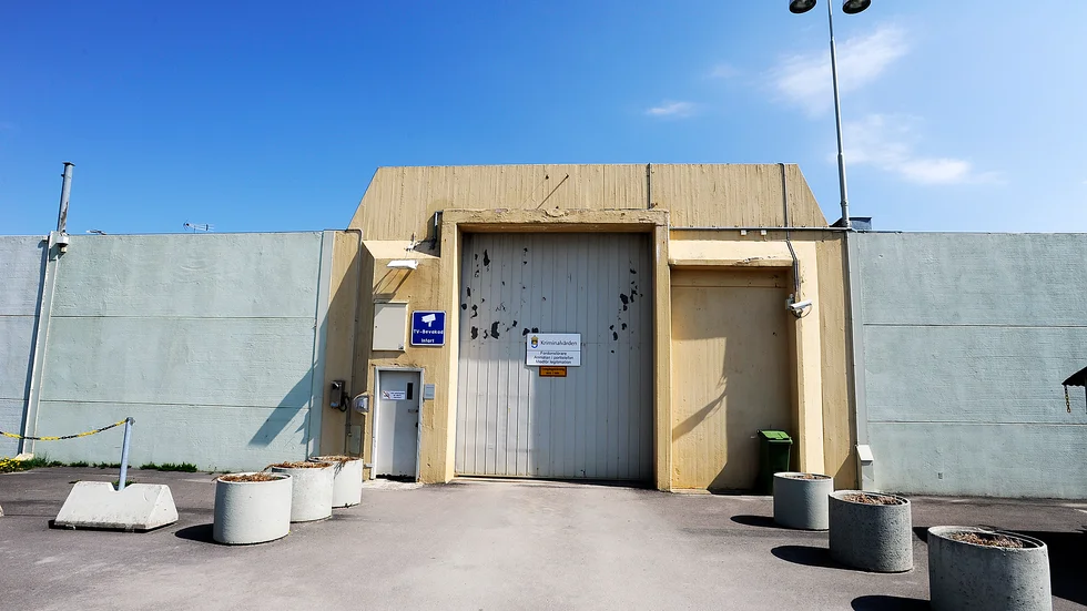 "Skamfullt och förnedrande" så upplever en intagen på Mariefredsanstalten att det är när han inte kan hålla sig i väntan på att personal ska följa honom till toaletten. Men i ett yttrande till JO skriver Kriminalvården att väntetiden inte är upp till en timme.