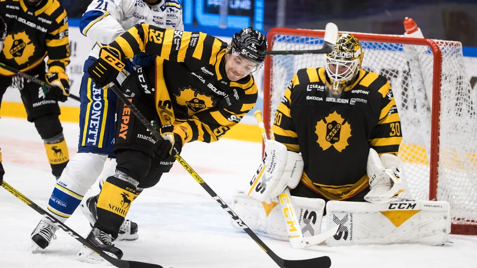 Gustaf Lindvall räddade 46 skott mot Leksand och såg minst lika bra som under fjolåret, då han blev SHL:s bästa målvakt.