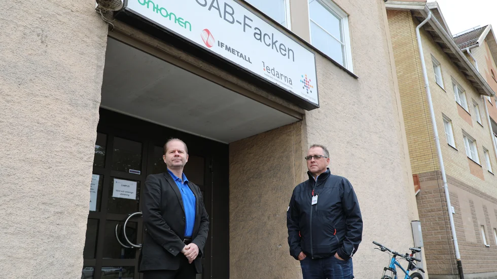 "Eftersom exportföretagen går bra nu vill vi också få del av kakan", säger Unionens klubbordförande Patrick Sjöholm. Här tillsammans med Mikael Henriksson, IF Metall järnbruksklubbens ordförande.