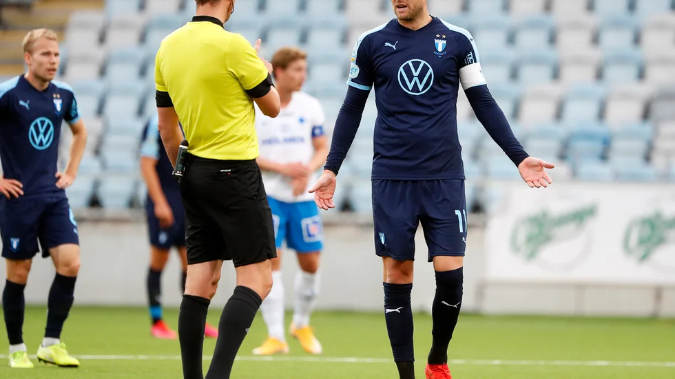Malmös Ola Toivonen klarade sig undan med en varning efter den medvetna armbågen i ansiktet på Norrköpings Eric Smith.