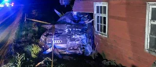 Se nattens bilder: Bilen körde rakt in i hans ladugård