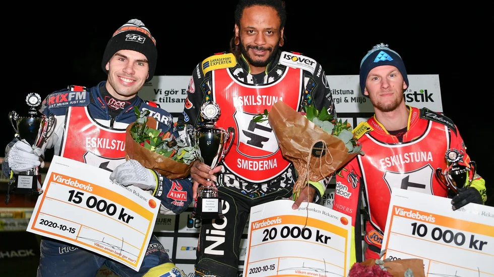 Vinnaren Antonio Lindbäck flankeras av tvåan Kim Nilsson (till vänster) och trean Mathias Thörnblom.