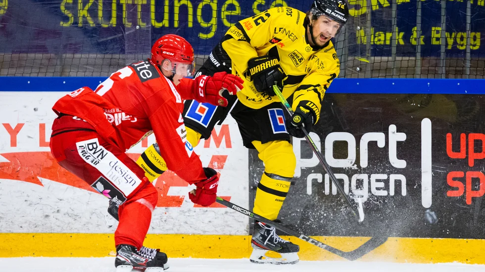 Filip Hasa och tidigare Almtunaspelaren Viktor Hertzberg från premiärmatchen.