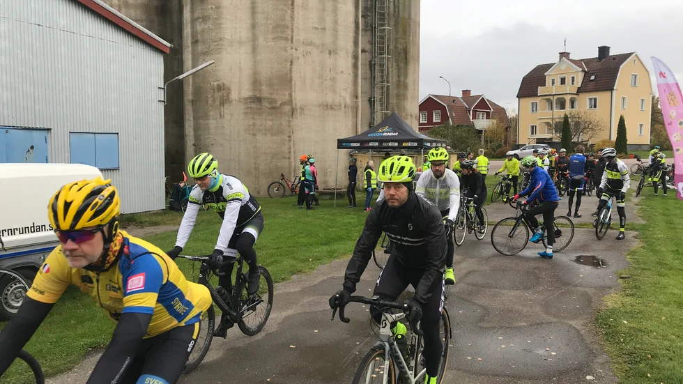 Cyklisterna rullar ut för hemfärden från Borensberg i engångseventet "Boren runt". En träningsrunda som tros bli populär när den gamla riksväg 34 blivit bilgles efter bygget av den nya vägen mellan Motala och Borensberg.