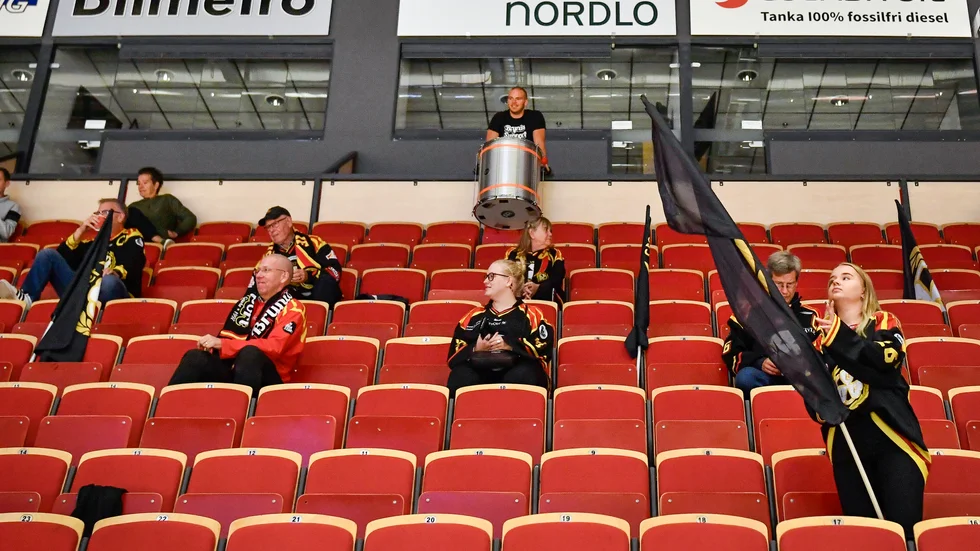 Glest på publikplats i Brynäs hemmaarena. Dagens positiva publikbesked ger ingen lindring ekonomiskt för Gävleklubben.