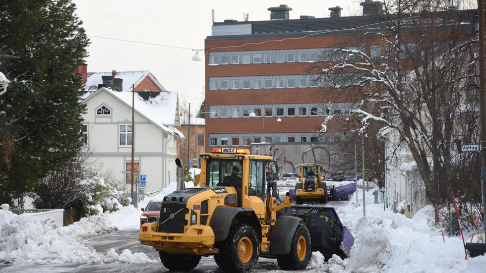 På måndagseftermiddagen röjdes gatorna i många bostadsområden från snö, här en bild från Gültzauudden.