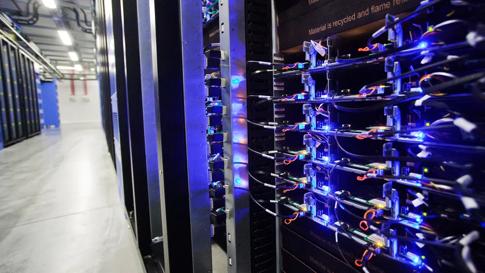 Facebook, Amazon och andra företag betalar samma elskatt för elanvändningen i sina serverhallar i Sverige som tillverkningsindustrin gör.