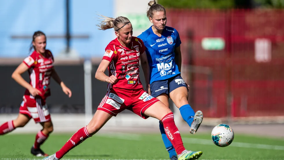 Julia Karlernäs provade spela forward, men det blev inga mål denna gång.