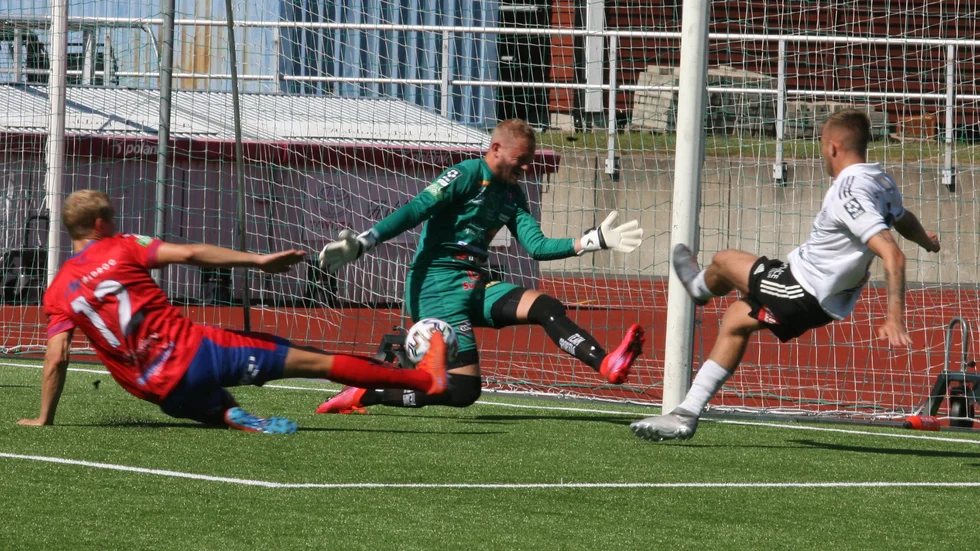 Ledningsmål. Mittbacken Jesper Merbom Adolfsson är högt uppe och kan lägga in 1-0 bakom Tvååkers målvakt Johan Ekelundh. Motala AIF fick dock nöja sig med oavgjort, 1-1, efter att ha mattats i matchen.