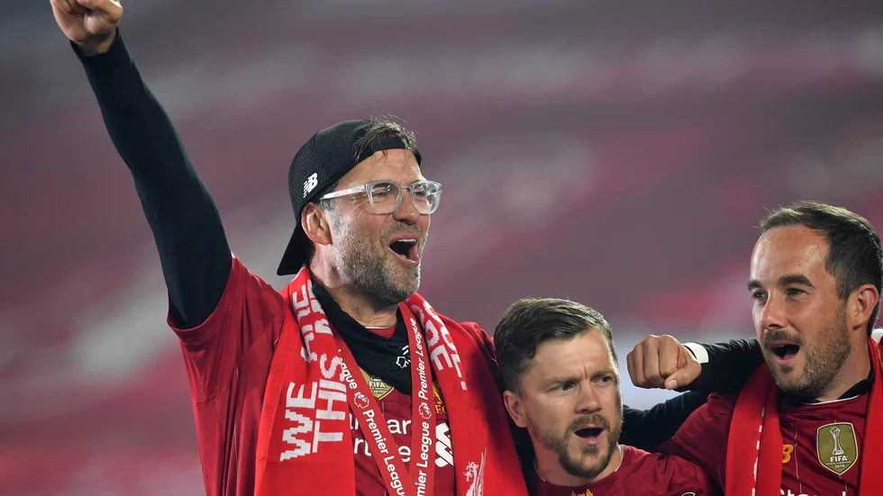 Jürgen Klopp, till vänster, firar Liverpools ligaguld. Arkivbild.