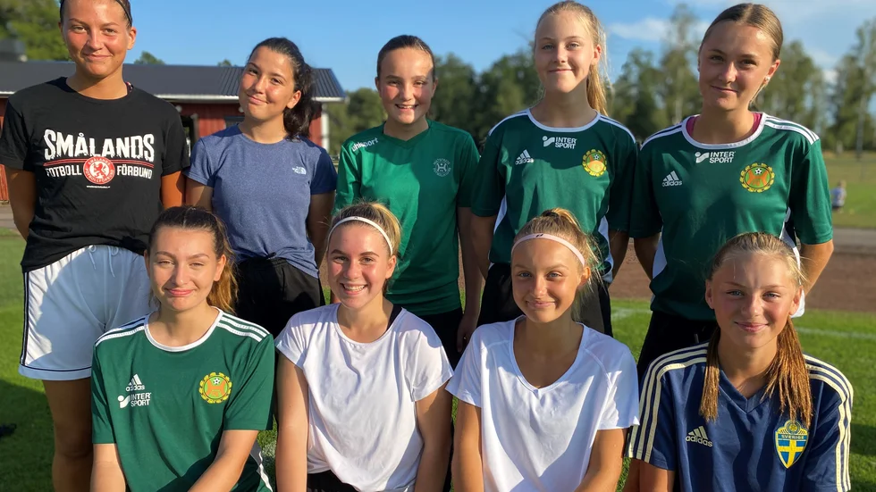 Här ser ni några av alla unga, duktiga tjejer i Hultsfreds A-lag som stormar fram på bred front. Stående från vänster: Stina Reinholdsson, Edna Ganovic, Emily Purdy, Selma Hedenberg och Elin Lindqvist. Framför dem från vänster: Ida Lipic, Damiana Cota, Malin Rydén och Ida Tuvesson. Alla var med i 8-0-segern i helgen. 