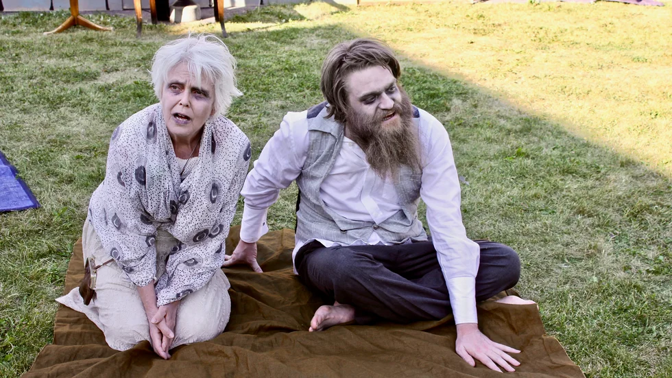 Spökena Agnes och Henrik Liljeholm spelas av Maria Evald och Göran Hellkvist. De är verkligen inga mysiga spöken, utan elaka och egoistiska och vill ha slottet Byleholm för sig själva.
