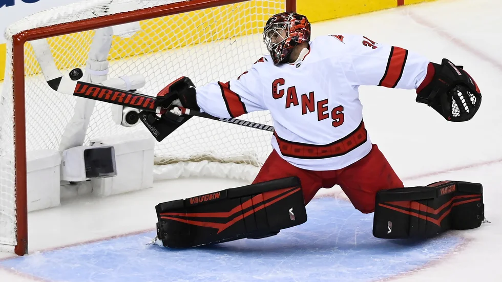 Carolinas målvakt Petr Mrazek (34) gör en av sina 25 räddningar i mötet mot Boston. Men med två insläppta puckar är det slutspelat för Carolina i Stanley Cup för den här gången.