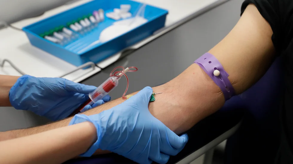 Samarbete är bättre än att lägga alla ägg i samma korg, menar WHO. På bilden vaccintester i Storbritannien.