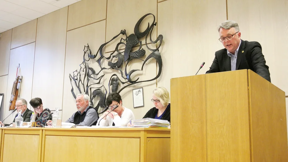 Lars-Göran Birkehorn-Karlsen (M) som varit vice ordförande i kommunstyrelsen lämnar i stort sett alla politiska uppdrag i Tierps kommun. Det enda uppdrag han behåller är platsen i kommunfullmäktige.