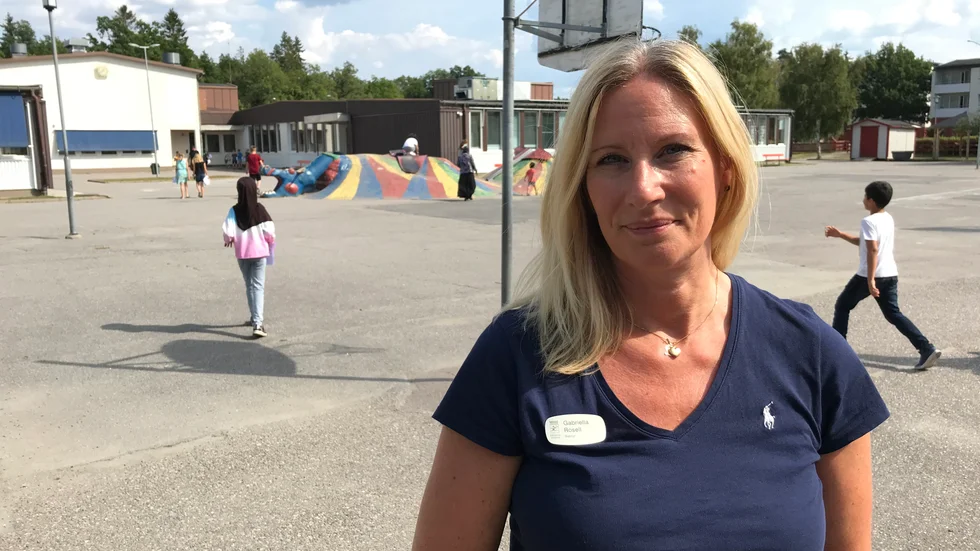 Gabriella Rosell är rektor på Lagersbergsskolan sedan ett år tillbaka. Hon ser positivt på att kameror ska sättas upp på skolan men betonar att skolmiljön är lugn och trygg under skoldagen. De eventuella oroligheter som förekommer runt skolan sker efter skoldagens slut.
