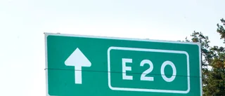 Bil in i mitträcke på E 20 – ledde till trafikstopp