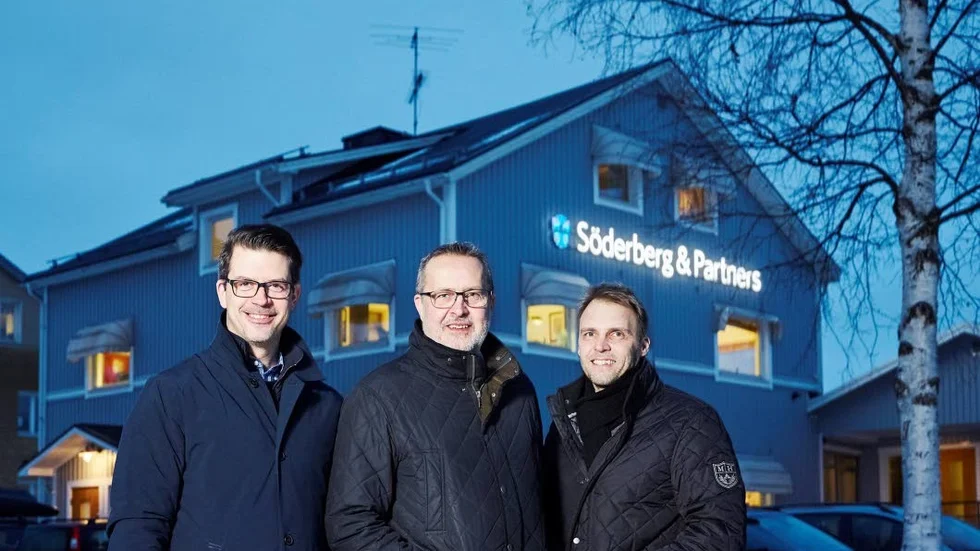 GÅTT IHOP. Robert Johansson, Stefan Hellsten och Mikael Hortlund driver gemensam försäkringsförmedling i lokalen vid Djupviksgatan.