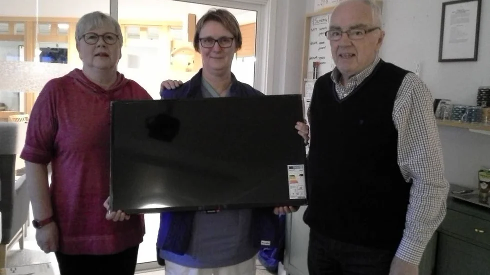 På bilden. Från vänster Anita Berglund, ordförande HjärtLung, Eva Strömbäck–Goldkuhl, chef avdelning 3a, och Lennart Jonsson, kassör HjärtLung.