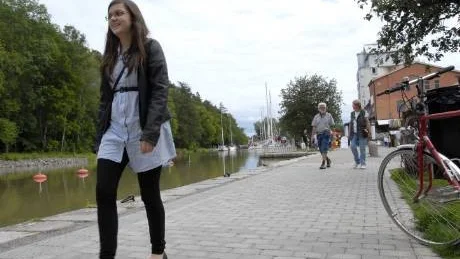 På väg bort från Söderköping. Ellinor Forsström beger sig ut i världen.