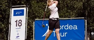Caroline fem över på första rundan