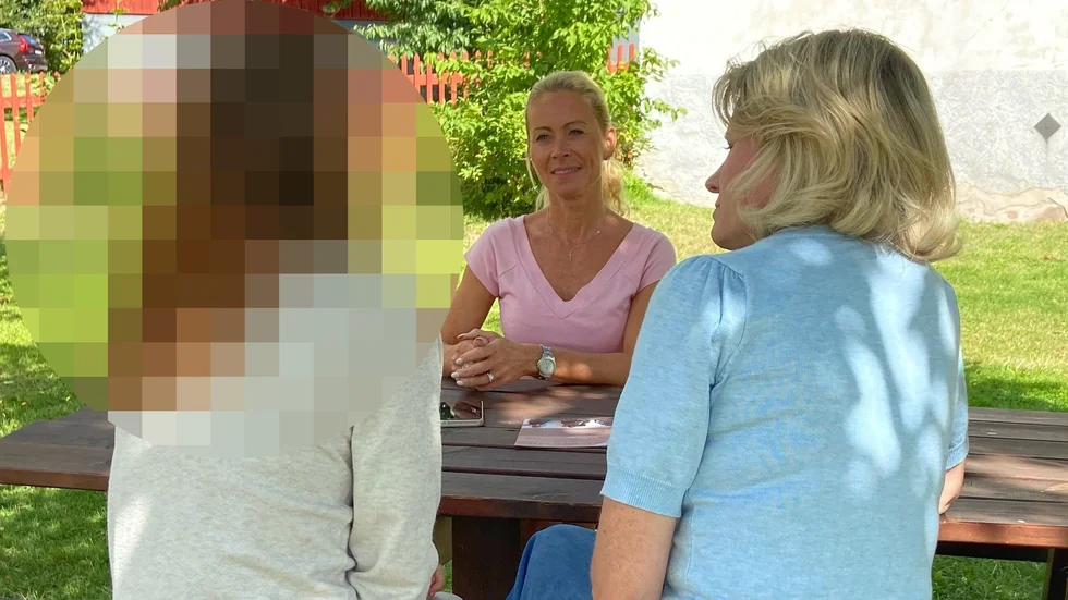 Lena Morin Nilsén (mitten), grundare av Nxtme, vill att fler ska prata om incest. När kristdemokraten Pia Steensland (till höger), Strängnäspolitiker likväl som riksdagsledamot och ledamot i socialutskottet, bjöd in till ett möte nappade hon. Nyligen träffades de och kvinnan vi kallar Moa (till vänster), som berättar om sina egna erfarenheter av våldtäkter under uppväxten i Strängnäs kommun.