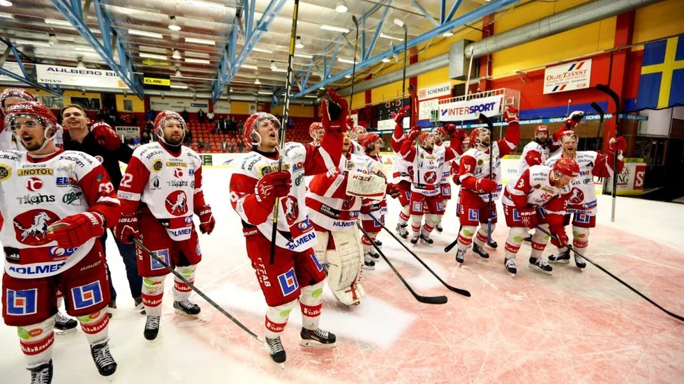 Vita Hästen hyllade sina många tillresta fans som fick se sitt lag fixa det allsvenska avancemanget.