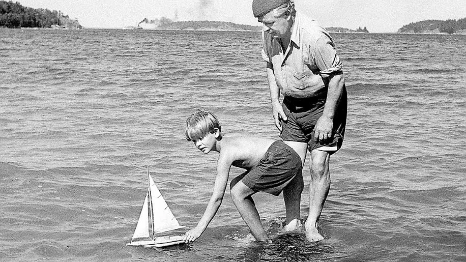 Evert med sonen Sven-Bertil Taube på Sjösala 1943.
Foto: Karl Sandels / IBL Bildbyrå
