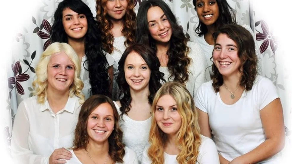 I översta raden: Nadja Kourvand, Cecilia Svensson, Selma Peci och Malin Karlsson. Mittenraden består av Fanny Jönsson, Emma Christiansen och Stina Danielsson. Längst fram sitter Fanny Gram och Lovisa Landelius.