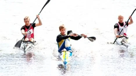 Joakim Lindberg (i mitten) byter svenska vatten mot italienska, när VM i kanotmaraton stundar.