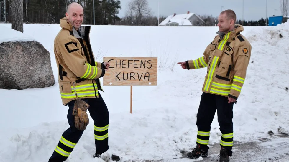 Niklas Thorsell och Johan Lundin visar upp sin nya skylt.