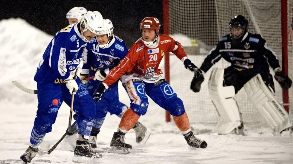 Långbollar och snöoväder brukar inte vara Faiks vinnande recept. Men Tobias Wallberg och lagkamraterna vägrade vika ned sig i seriefinalen och tog två sköna poäng mot Västanfors.