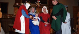 Livs levande jesusbarn när kyrkan framförde julspel