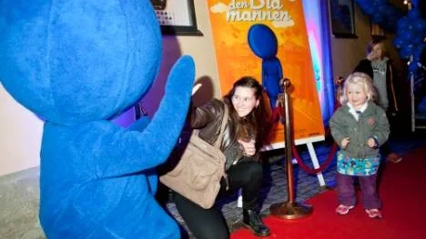 Moa och Vilja Selevik passade på att hälsa på Den blå mannen inför premiären av Crazy Pictures film med samma namn.