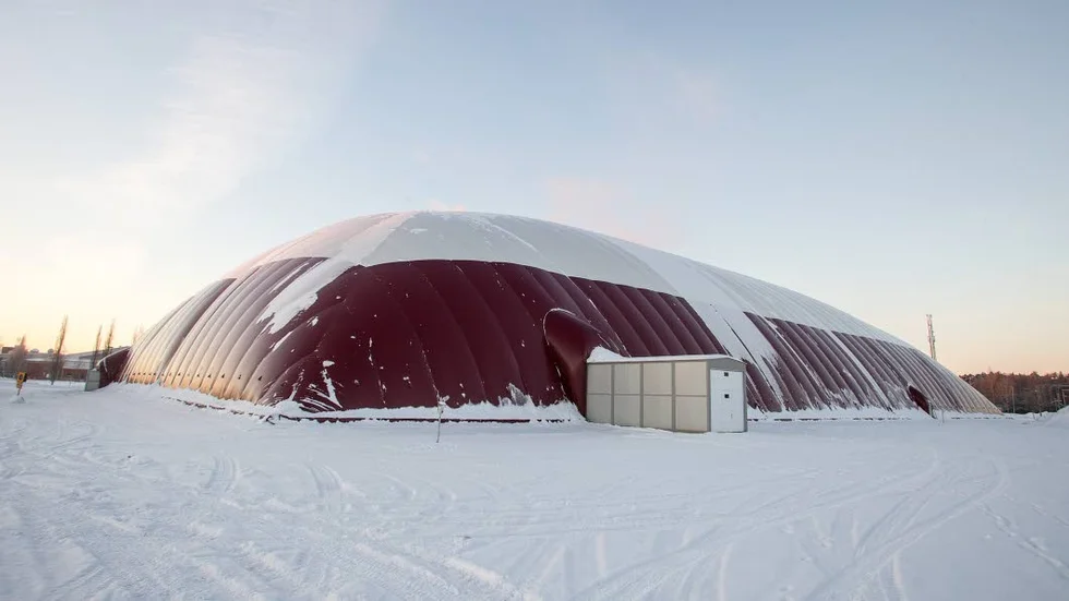 "Vill bara påminna om att vi på det lokala planet utlovats flytt av fotbollstältet, bidrag till teaterverksamhet, satsningar på landsbygden, öppnande av stängda skolor och den oerhört viktiga fruktfrågan", skriver insändarskribenten. (Arkivbild)