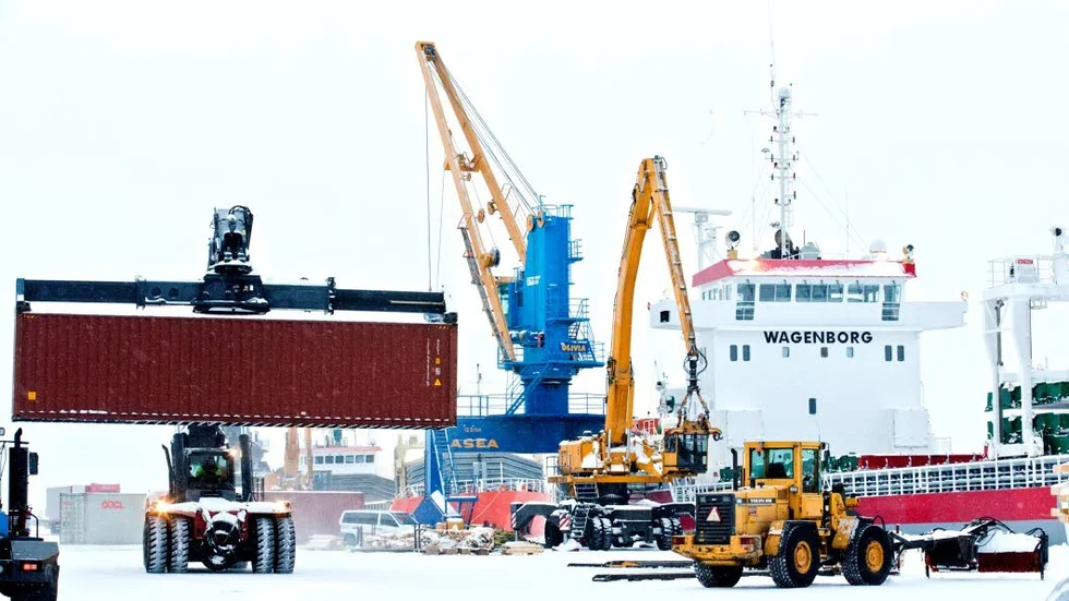 Svenska Hamnarbetarförbundet varslar om total arbetsnedläggelse och blockad vid alla Sveriges hamnar. (Arkivbild)