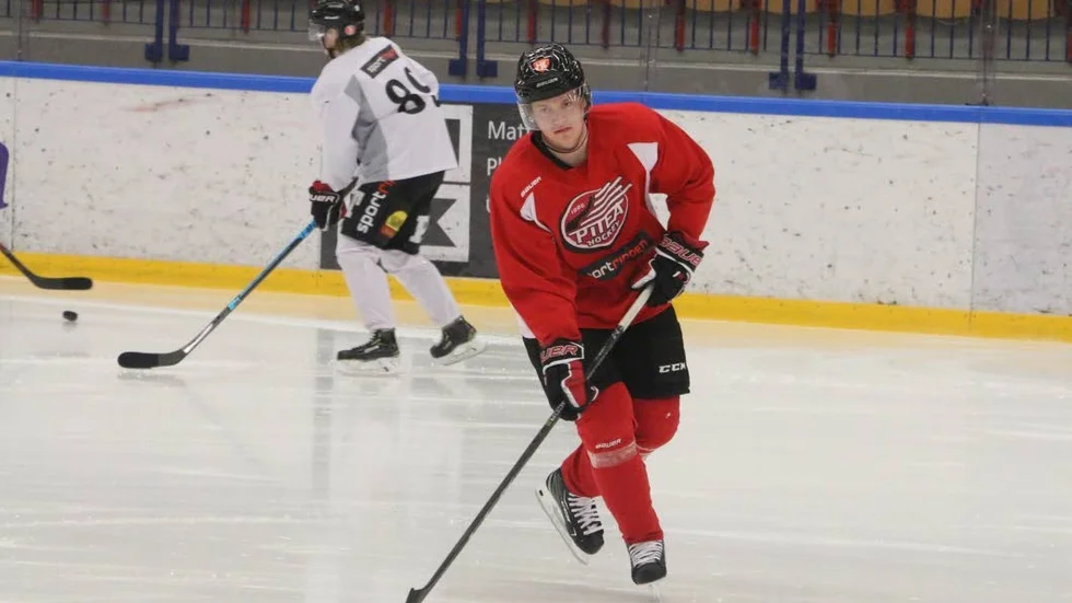 20-årige Felix Dahlroth är en back som är född och uppväxt i Boden. Nu är han utlånad av Skellefteå AIk till Piteå Hockey.