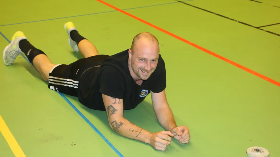 Gammal var äldst i handbollspremiären. Martin Larsson golvades inte utan golvade istället Boden när noterades för åtta mål när Öjebyn besegrade Boden med 24-21.