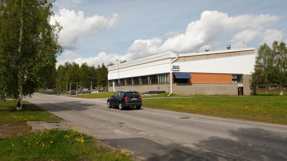 Det är snart färdigbadat på badhuset i Älvsbyn. Redan vid midsommar stänger man på grund av bristande säkerhet och sedan vet man inte när eller ens om det kan öppna igen.