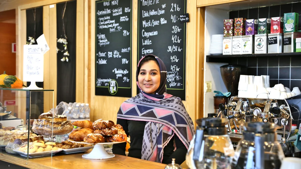 Mahnaz Rezaie, 23 år, arbetar på Almedalsbibliotekets café, ger sin syn på saken: "Jag vet inte riktigt vad jag tycker om det eller hur deras samarbete kommer att se ut. Det viktiga för mig är frågor som rör barnen, att de samarbetar för att göra bättre lösningar vad gäller exempelvis skolan."